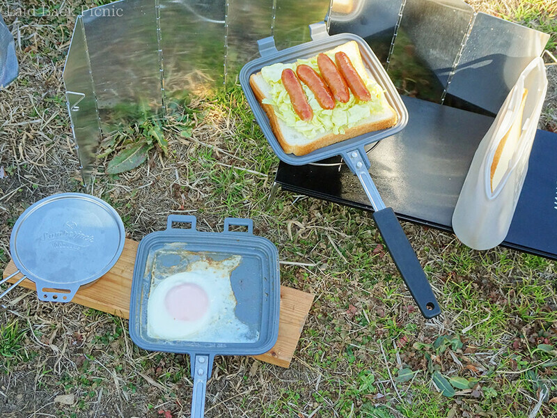 最初にソーセージを焼き、目玉焼きを作っておく。