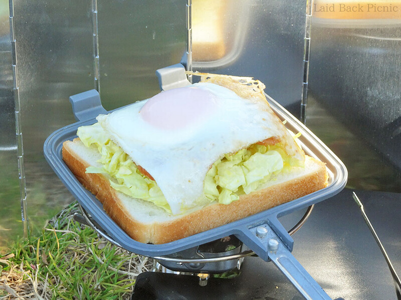 下から食パン、キャベツ、ソーセージ、目玉焼き、マジックソルト、スライスチーズ、食パンの順にホットサンドメーカーに入れて焼く。