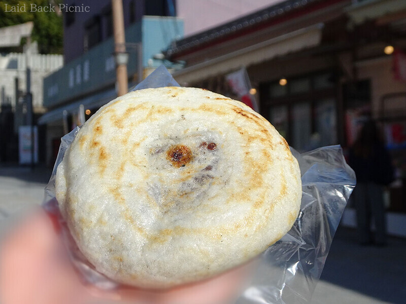 表面に焼き色がついた丸い焼き餅