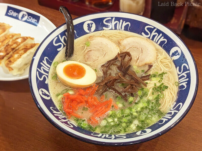 細麺の豚骨ラーメンにはチャーシュー、ネギ、きくらげのトッピング。