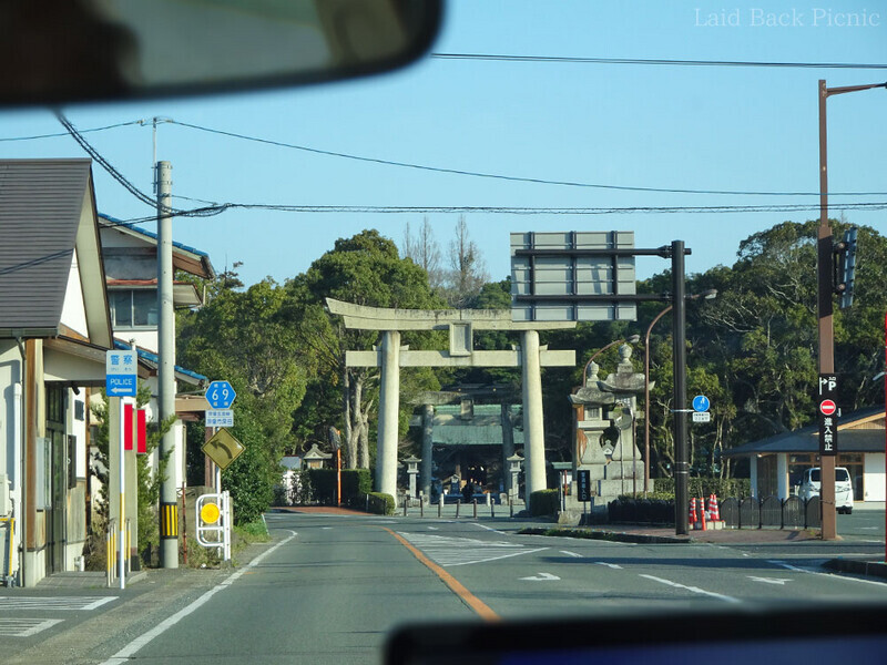 海側から辺津宮へ向かうと正面に大鳥居が見えてくる