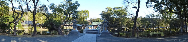 道なりに進むと池の真ん中に橋がある
