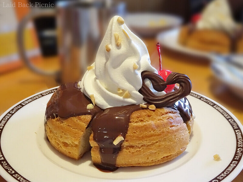 デニッシュパンにソフトクリーム、ガーナチョコレートソースにリップルまでトッピングされている。