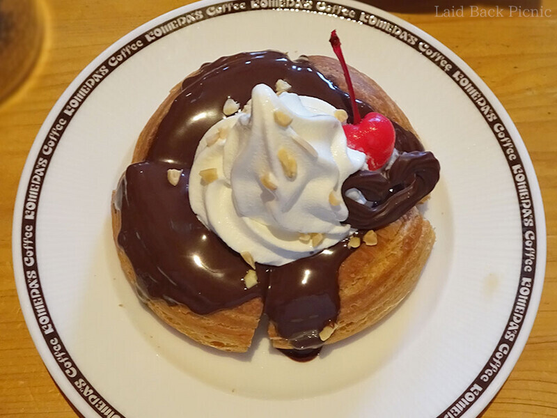 チョコレートソースとソフトクリームのコントラストがくっきり