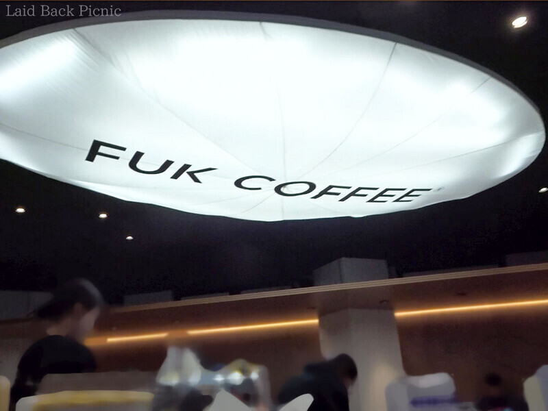 カウンター上の大きな照明にはFUK COFFEEのロゴ入り