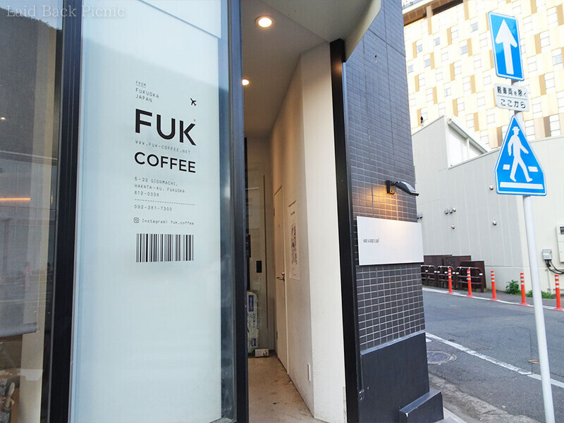 店舗入り口には縦長の手荷物タグ風デザイン