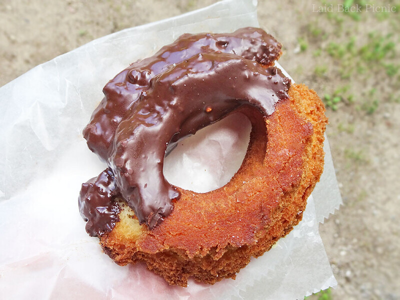 大きいオールドファッションの半分にチョコがかかっている