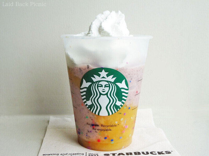 カップ底は黄色、その上にピンク色と2色のフラペチーノ。