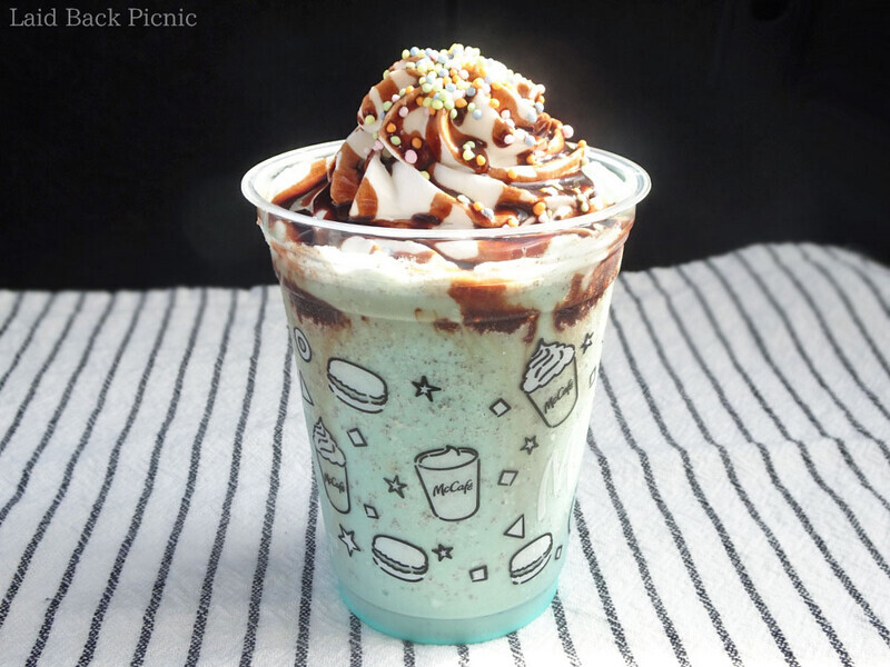 ミント色のフラッペの上には白いホイップクリームと、カラフルナトッピング。