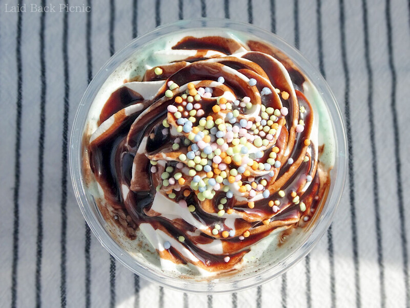 ホイップにチョコソース、カラフルなトッピング。