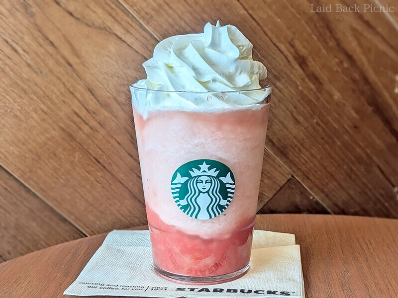 全体にピンク色のフラペチーノ