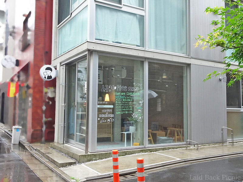 片側一面がガラス張りの店舗