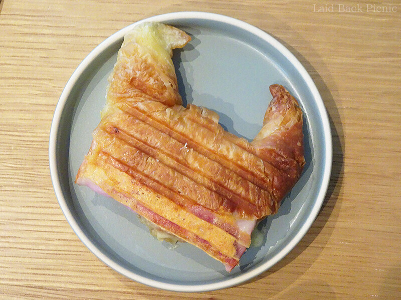 上から見ると猫耳がついたようなパンの形