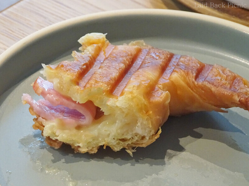 二つ折りのハムとチーズ入り