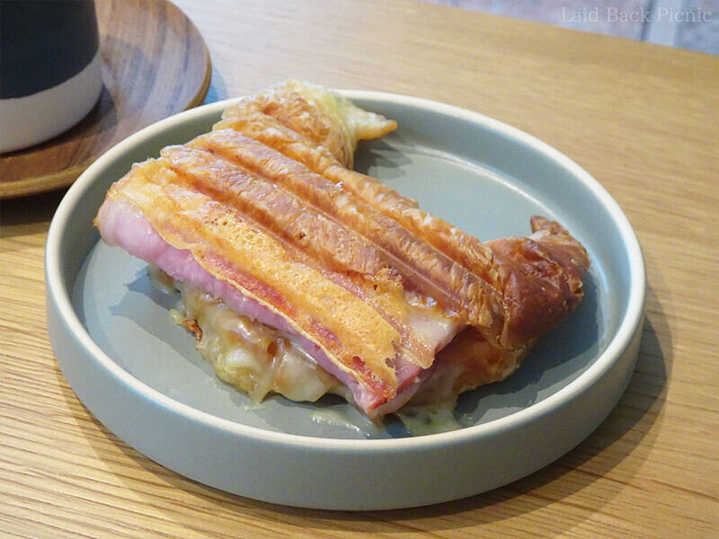 三日月形のパンで作ったパニーニ