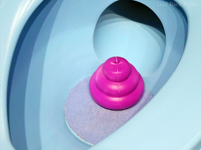 水色の便器に紫色のうんこ