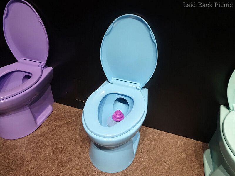 便器の中にカラフルなうんこ登場