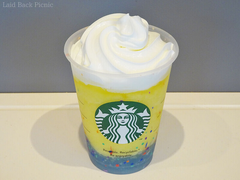 下の方が水色、その上にパインのフラペチーノ。
