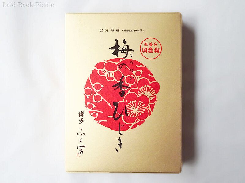 金色のボックスに梅の花が描かれたパッケージ
