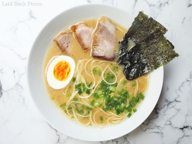 チャーシューやゆで卵、海苔をトッピングして作った。