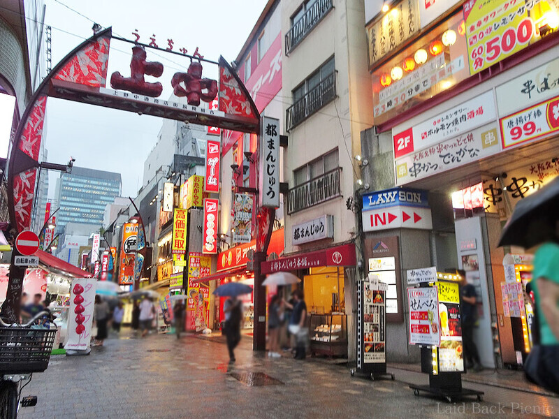 アメ横センタービルの左側がアメ横、右側が上中（うえちゅん）。