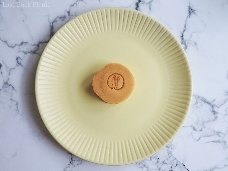 お皿に乗せると小さな饅頭だと良く分かる