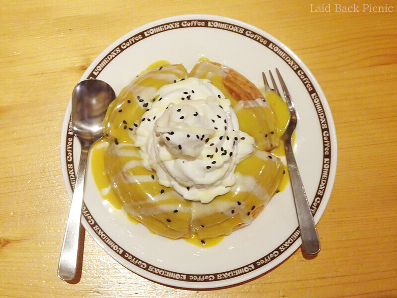 デニッシュパン、黄色いスイートポテトソース、その上にソフトクリーム…まだあるトッピング。