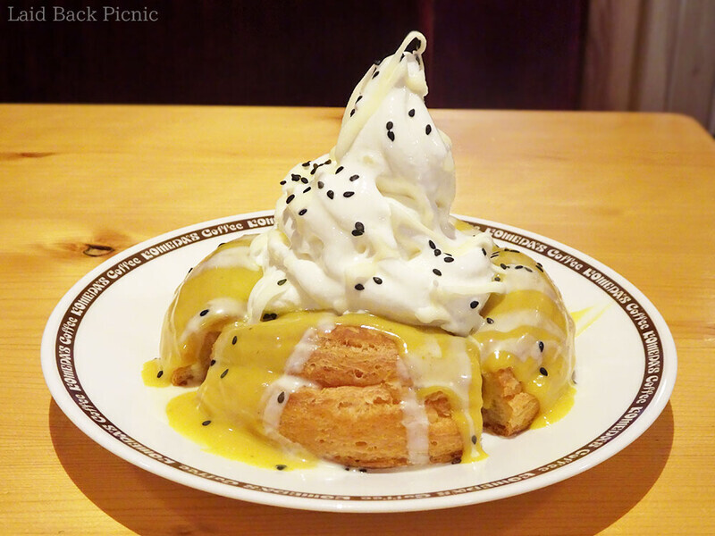 デニッシュパンの上に黄色いソースをまとったシロノワール