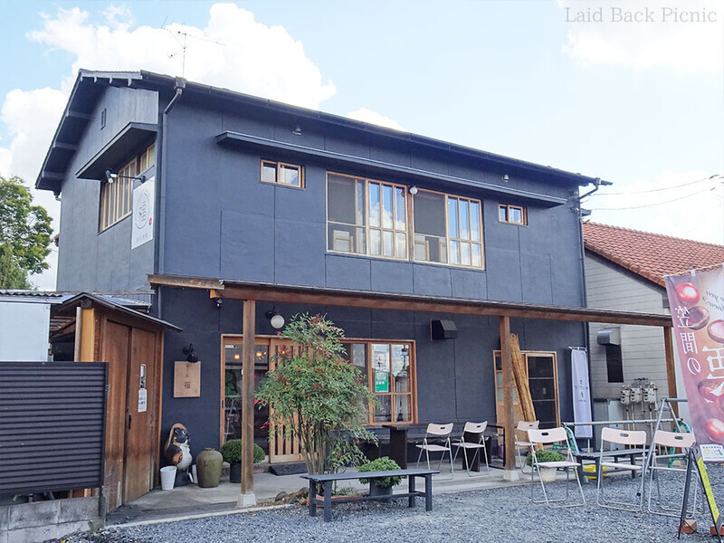 黒い外観の2階建