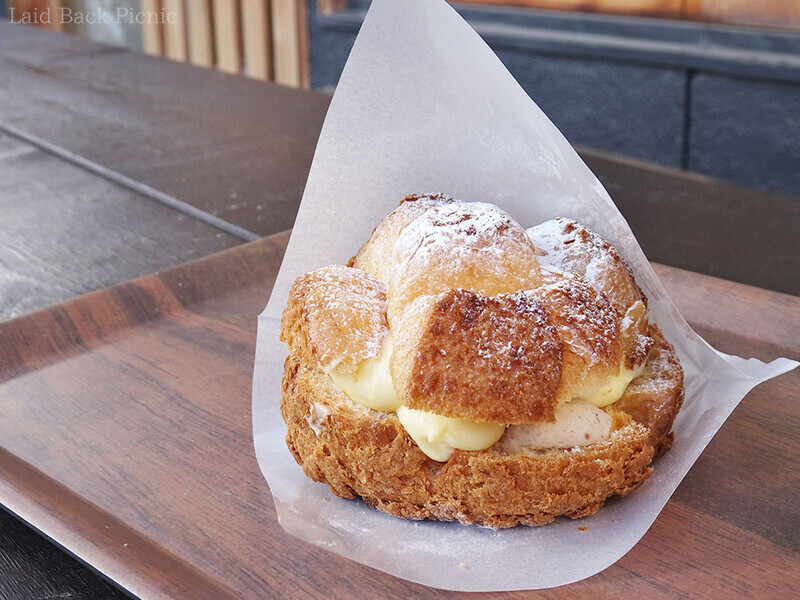 ゴツゴツした見た目の大きめシュークリーム