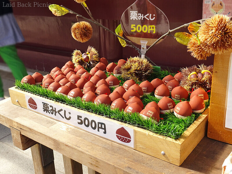 箱いっぱいに並べられた栗みくじ