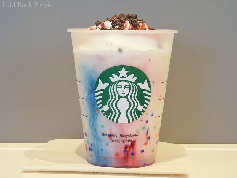 白いフラペチーノの中に紫と赤色がにじむ不思議なビバレッジ