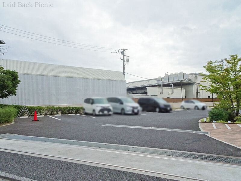 目の前にはゆったりとした駐車場
