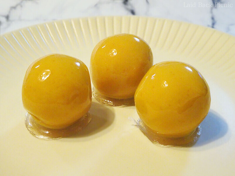 黄色が鮮やかなかぼちゃ餡のあんこ玉