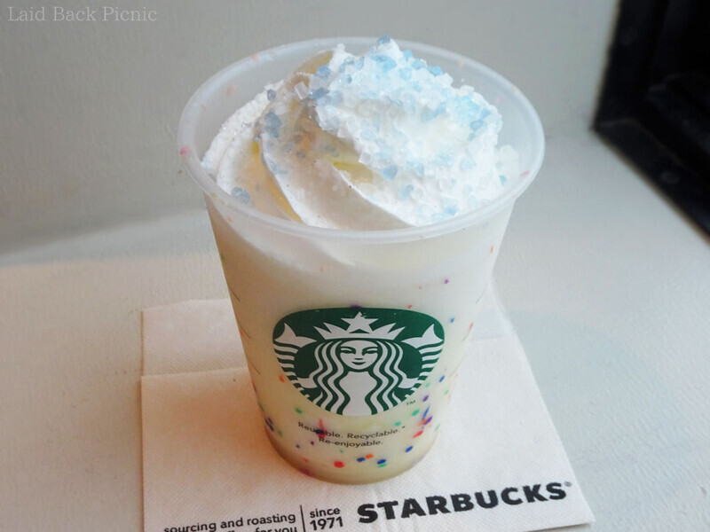 白いフラペチーノにキラキラトッピング