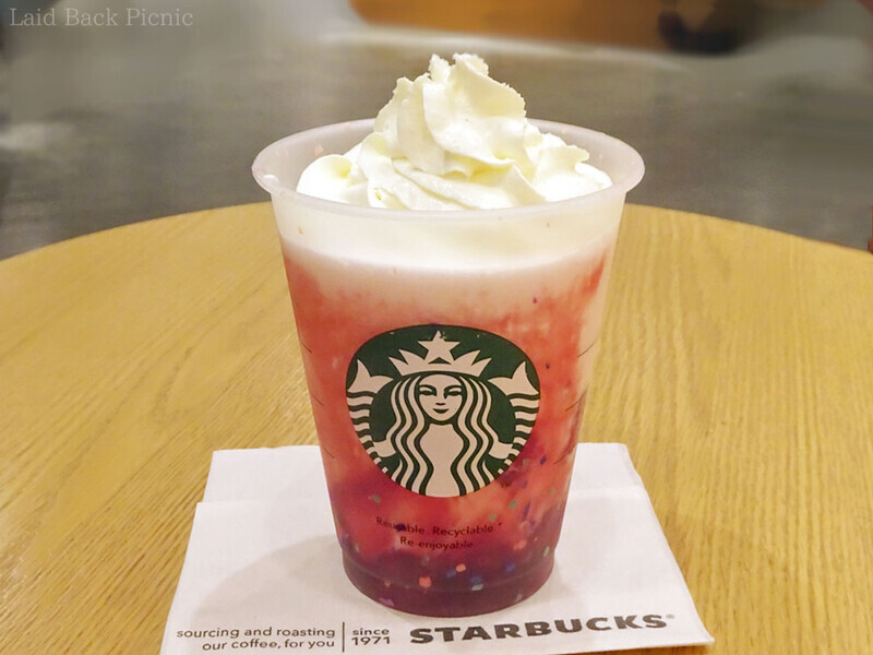 鮮やかな赤いフラペチーノにほんのり黄色いメリークリームのトッピング