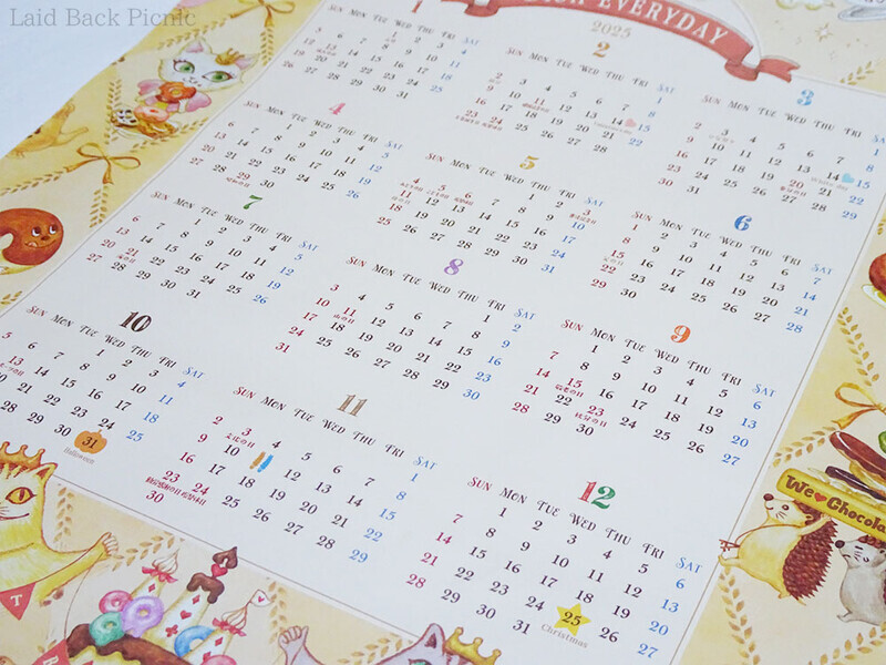 フチにイラストが描かれ中央がカレンダー
