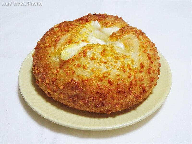 丸く大きなフランスパンの中央にチーズたっぷり