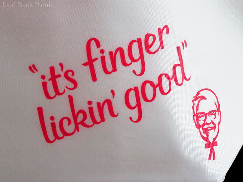 バッグ表の右下にカーネルサンダースのイラストと”it’s finger lickin’ good”