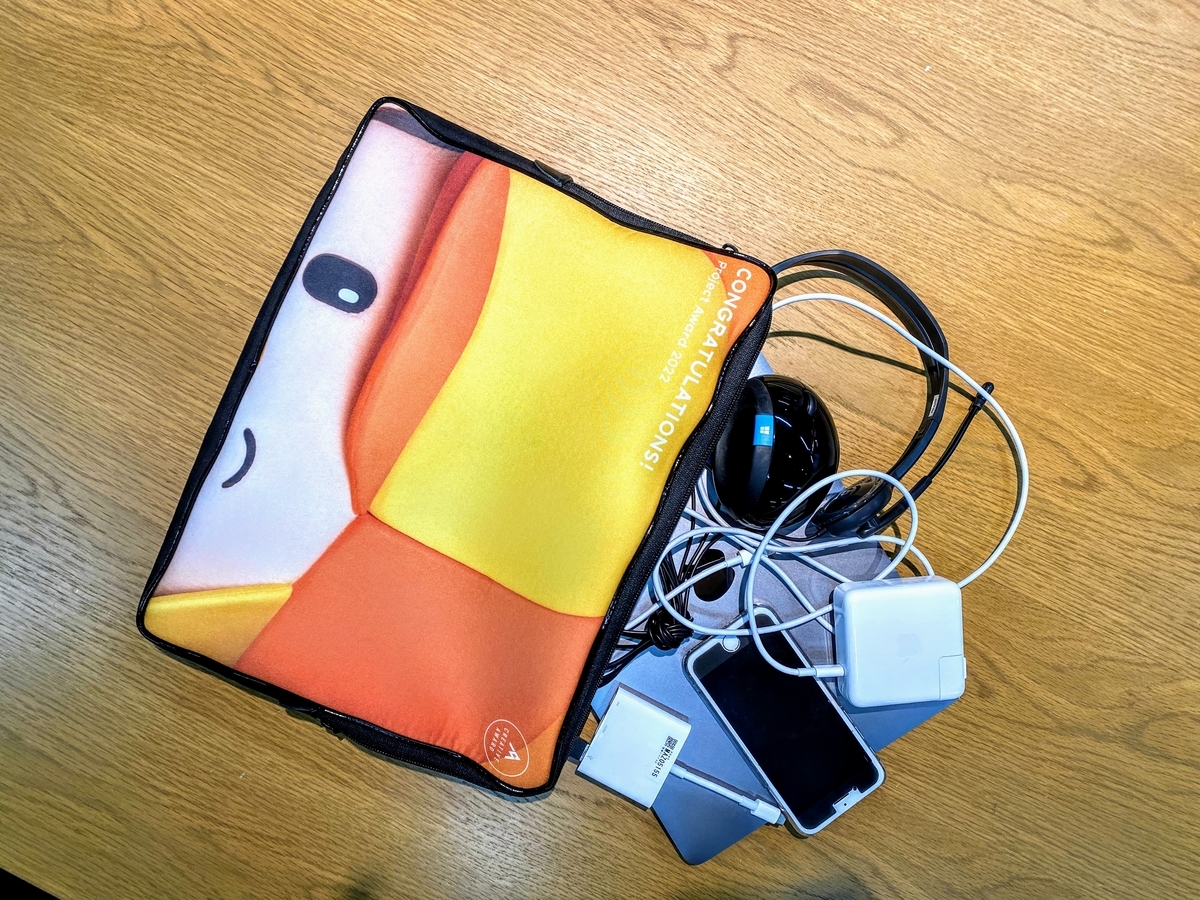 プロジェクトアワードの景品 ホームズくんのパソコンケース