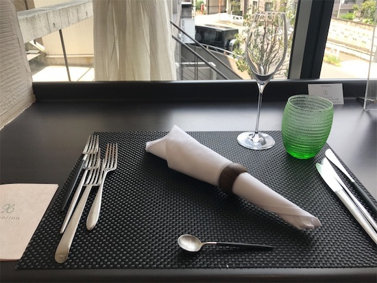 フェリチェリーナの窓際のカウンター席