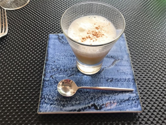 グラスに入ったサツマイモの冷製ポタージュ