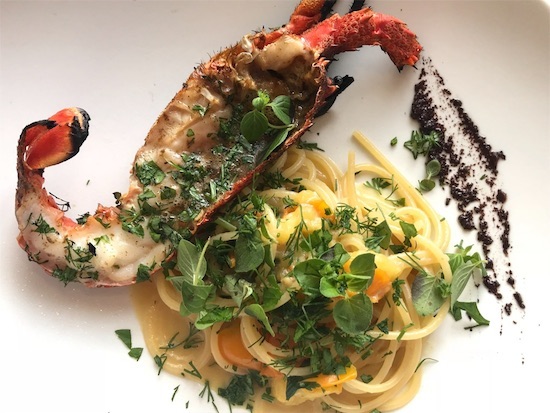 半身の伊勢海美とタリオリーニ