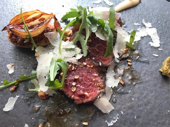 和牛のグリル(パルメザン、ルッコラのせ)