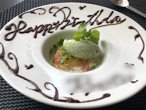 チョコソースでデコレートされたデザートプレート