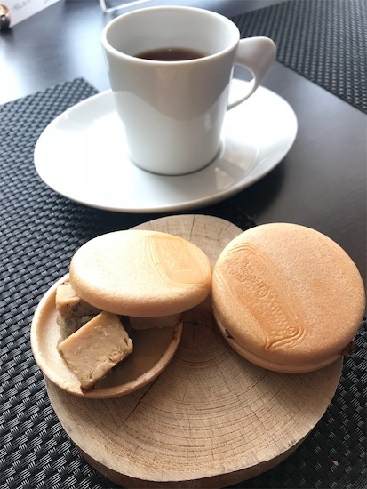 モナカきなこアイスと紅茶