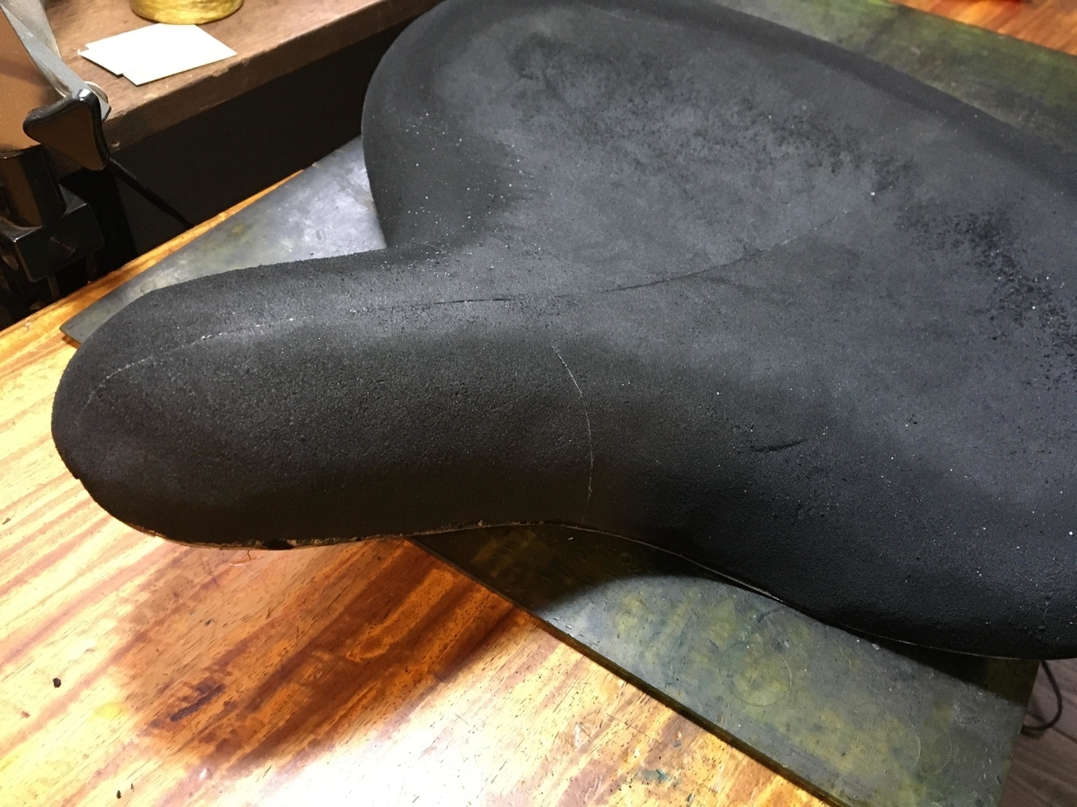 ビンテージハーレー サドルシート張替え＆カスタム - Leather