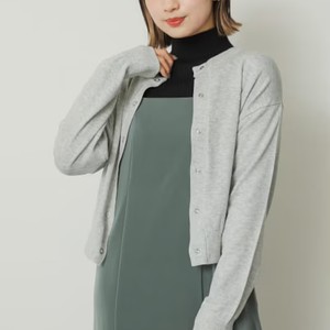 グレーのカーディガン