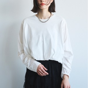 白いトップス