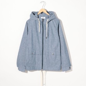 グレーのパーカー